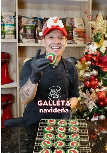 ¡𝐍𝐚𝐯𝐢𝐝𝐚𝐝 𝐬𝐚𝐛𝐞 𝐦á𝐬 𝐫𝐢𝐜𝐨 𝐜𝐮𝐚𝐧𝐝𝐨 𝐞𝐬 𝐡𝐞𝐜𝐡𝐨 𝐞𝐧 𝐜𝐚𝐬𝐚! 🎄💛 Este postre es perfecto para tu mesa navideña, es sencillo, elegante y lleno de sabor. 𝐢𝐧𝐠𝐫𝐞𝐝𝐢𝐞𝐧𝐭𝐞𝐬: -Harina de trigo 250 gr -Azúcar pulverizada 125 gr -Margarina 125 gr -Huevo 1 unidad -Canela en polvo 1 gr -Esencia de vainilla 3 ml -Colorante en GEL de Colorisa 👩‍🍳 Aprende recetas navideñas, técnicas profesionales y postres inolvidables en nuestros cursos. 📲 Escríbenos al 315 666 7178 o por 