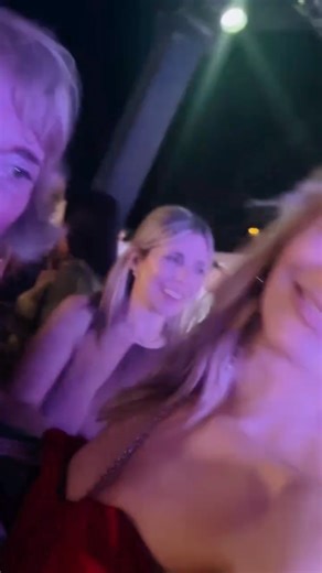 𝔧𝔲𝔩𝔦𝔢𝔱𝔞🦋 on Instagram: "El poder del amor y la unión. Bailar con mi abuela y mi abuelo. Con mis padres. Con mis tías y mis tíos. Con mis primas y mis primos. Con mi hermano, su mujer, su familia, sus amigos. Momentos eternos sí existen. Qué suerte la nuestra de ser, de tenernos y celebrarnos 🤍 Felicidades amores"