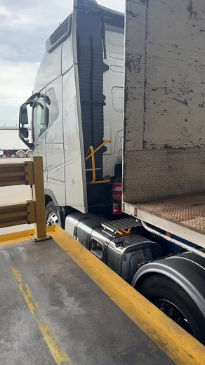 Mastering Reversing Techniques in Volvo Trucks