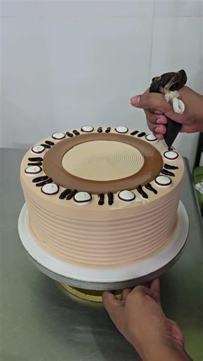 This tutorial demonstrates creating stunning chocolate ganache and dulce de leche designs