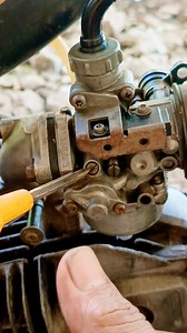 Putar sekrup setelan gas ke arah kanan (searah jarum jam) sedikit untuk menaikkan putaran mesin agar tidak mudah mati saat menyetel setelan angin. Idealnya, putaran mesin berada di sekitar 1.400-1.500 RPM saat stasioner. * Menemukan Titik Awal Setelan Angin: * Putar sekrup setelan angin ke arah kanan (searah jarum jam) secara perlahan hingga mentok. Jangan memutar terlalu kencang karena bisa merusak dudukan sekrup. Saat sekrup mentok, ini berarti aliran udara ke karburator ditutup penuh. Mesin m