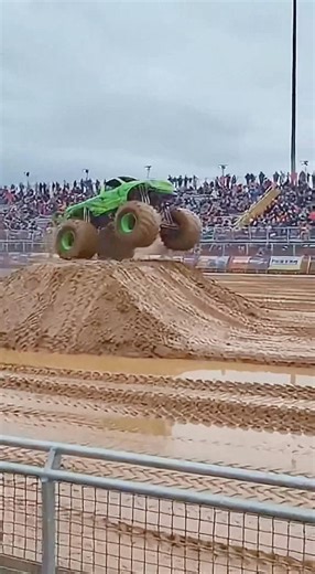 “This Dirt Car Jump Looks Impossible… Wait For The Landing! 🚗💥”