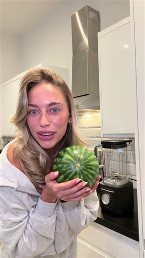 Smoothies on repeat 🍉😋 obsessed with how quick and easy it is to make homemade smoothies in the @KitchenAid UK Pure Power Blender thanks to the dedicated smoothie setting... the fruit bowl hates to see me and my blender coming 😆 #kitchenaid