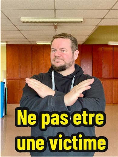 🛡️ Tuto express de self-défense : les bonnes attitudes à adopter dans la rueNi agressif, ni passif : la clé, c’est de projeter la bonne énergie. Dans cette vidéo, je te montre comment ajuster ton attitude pour rester en sécurité, sans provoquer ni te mettre en danger.👉 Si tu veux apprendre à te défendre concrètement, avec des conseils simples et efficaces au quotidien, abonne-toi à la chaîne.💬 Like, partage cette vidéo autour de toi — ça peut vraiment servir à quelqu’un.On ne choisit pas touj