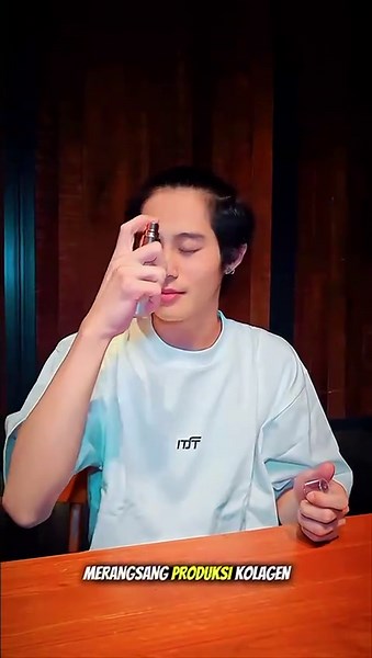 serum spray praktis yang mengandung PDRN (DNA salmon), Niacinamide, dan minyak nabati untuk meningkatkan regenerasi kulit, melembapkan, mencerahkan, serta memberikan efek glowing instan. Serum ini efektif meremajakan kulit, menenangkan, memperbaiki skin barrier, dan mengurangi tanda penuaan #mkskinmendunia #mkskinsingaraja #mkskin #djpanda #djpandaofficial