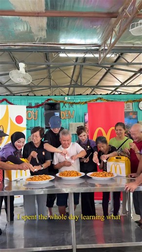 马来阿嬷 & Siginna张小子 Alvin Teo Khai Ming on Instagram: "有幸和阿嬤一起见识到全马最chill的老人院，有海有农场有花园～ 这次全公司去到一间位于Semenyih的喜乐园老人院（Joy Garden) 感谢McDonald’s和全体的ZXZ Team的分工合作 CSR活动才能进行的那么顺利🙏🏻 也谢谢McDonald’s 这10年来无私的奉献 到处走访弱势群体 帮助老人和特殊儿童💪🏻这次也捐赠了不少物资 修缮喜乐园的环境🤲🏻 很高兴 我和阿嬷这次有机会参与在这次的活动其中 🙏 @mcdonaldsmalaysia #马来阿嬷 #张小子 #ProsperityKu #McD #McDonaldsMalaysia"