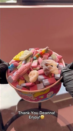 🎶🐬Let’s make Deanna’s Candy Bowl! What are you rating it out of 10?!🐬🎶 #shorts