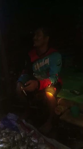 di Kapuas hulu Kalbar air sungai kuat surut sehingga mudah kita menangkap ikan ini hasil tangkapan!