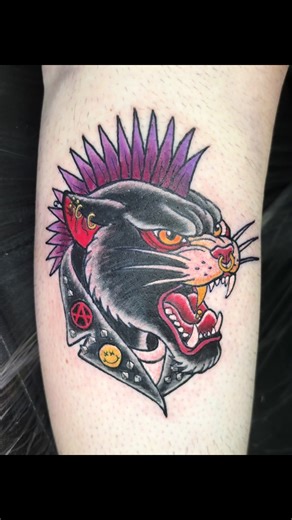 🐆🔥 Going traditional with this killer punk rock panther by Trigger! Classic styling, strong contrast, and straight-up punk energy. If traditional is your vibe, this one hits hard. 🖤 #sbbodyarts #traditionaltattoo #panthertattoo #punkrock #okc