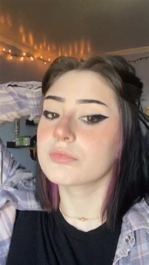 lil eyeliner tutorial, bc my friend asked for one LOL, i forgot to set it to 60seconds so i rushed the end:((