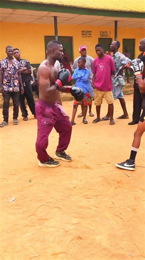Entertainment boxer vs seyi who win #BoxingKids #boxingworldchampionships2025 #StreetBoxing #Sparring | Ultimate boxing123
