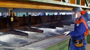 Galvanisation à chaud - Immersion des pièces dans le bain de zinc