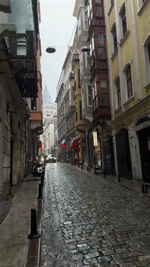 İstanbul’un Tarih Kokan Sokakları: Serdar-ı Ekrem ve İhtişamlı Galata Kulesi 🌧️