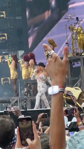 Beyoncé performs Formation live @ Cowboy Cater Tour - London 16/06/25