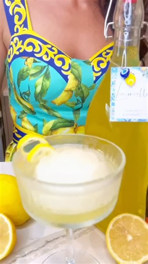 Rossella Rago CookingWithNonna on Instagram: "The Limoncello Rose Spritz is the perfect summer cocktail! 🍋 Ingredients ⬇️ Lemon Soda 1 oz @ciaoandcello Limoncello 2 oz @mionettoproseccousa Prosecco Method ⬇️ Pour the Lemon soda into ice cube trays of your choice. Freeze Place the frozen lemon soda in a glass. Top with limoncello and prosecco Enjoy!! 🍋"
