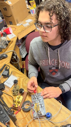 @vt_amateur_radio_association CQ on the bug! The Vibroplex "bug" key is the original ergonomic keyboard--designed to alleviate "glass arm" or "telegrapher's elbow," an RSI telegraphers would get from sending on a straight key all day (the other two keys in frame). Being vertical allows operators to roll their hands instead of tapping, while the pendulum allows dots to be sent automatically, eliminating much of the strain! #amateurradio #hamradio #morsecode #radio #engineering #history #telegraph