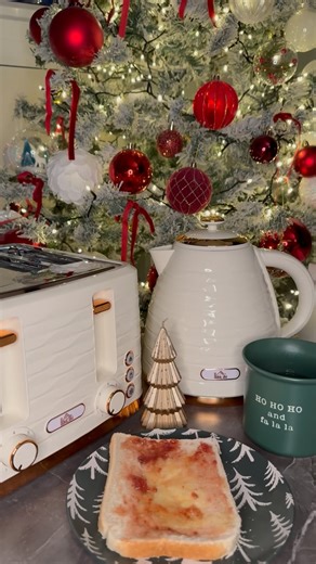 Tilda | Cozy evenings start here 🤍 Tea brewing, toast ready, and my kettle & toaster from @homcom_furnitureuk #home #christmas #december | Instagram