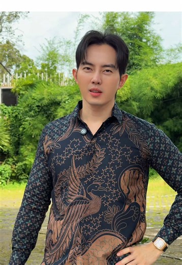 Pake batik langsung aura 1000%. Batik premium model slim fit. Cuttingnya aku suka karena bisa ngepas dibadanku