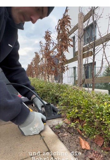 Wegbeleuchtung richtig umgesetzt 💡 Pollerleuchten fachgerecht installiert – langlebig & sicher. Wegleuchten lieber mit oder ohne Bewegungsmelder? 👇 #aussenbeleuchtung #pollerleuchten #elektroinstallation #elektriker #garten