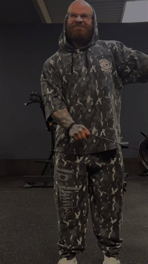 Roman I Fitness & Motivation on Instagram: "Spürst du, dass das Gym der einzige Ort ist, an dem du wieder Kontrolle bekommst? - Aufbau einer starken Community 💪🏼 - #gym #fitness #bodybuilding #gymreel #fyp"