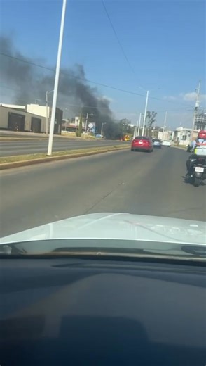 🚨 Bloqueo Tepatitlán! 🔥🚨 Se reporta un camión incendiado en el Circuito Interior de Tepatitlán de Morelos, lo que ya genera fuerte movilización y complicaciones viales en la zona. ⚠️ Evita circular por el área y toma rutas alternas, ya que el paso se encuentra afectado y el tráfico comienza a intensificarse. | Dígito Social TV