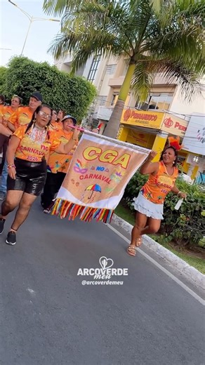 Arcoverde Meu - Por Cybelle Magalhães on Instagram: "É o Carnaval do CGA - Centro de Gastronomia e Artesanato invadindo as ruas de Arcoverde com muita animação e folia! 🥳💚"