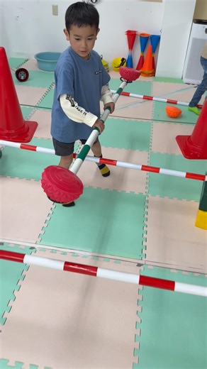 目とカラダの発達教室コンテ on Instagram: "水平をキープして運ぶには、手と目の協調（視覚－運動協応）、体幹の安定性、微細運動の調整力、注意力、そして動作の予測や抑制を司る前頭前野の働きが必要です。これらの機能が育っていると、食事の配膳や細かい作業、転倒予防、姿勢保持、集中力の維持など、日常生活の多くの場面でスムーズかつ安全に行動できるようになります。 目とカラダの発達教室コンテ！ 浜松市中央区三方原町614-1"