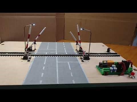 Programmierbare Schrankensteuerung mit Nachwippen für einen 4-spurigen Bahnübergang