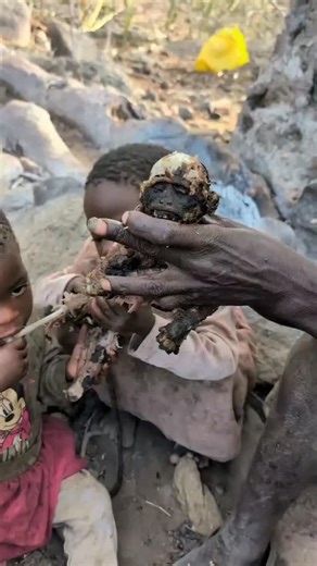 vedika on Instagram: "日本利用压电瓷砖将脚步转化为电能。这些瓷砖捕捉来自你脚步的动能。当你行走时，你的重量和动作会对瓷砖产生压力。瓷砖会轻微弯曲，从而产生机械应力。瓷砖内部的压电材料将这种应力转化为电能。每一步都会产生少量电荷，而数百万步结合在一起就能产生足够的电力来驱动 LED 灯、数字显示屏和传感器。在像涩谷车站这样繁忙的地方，每天大约有 240 万个脚步为这一系统作出贡献。这些电能可以被储存或立即使用，从而减少对传统电力来源的依赖，并支持可持续的城市基础设施。这种方法将日常运动转化为实用的可再生能源 #日本 #知识 #事实 你知道吗 推荐 科技 创新 历史 技术 实验 热门 日本利用压电瓷砖将脚步转化为电能。这些瓷砖捕捉来自你脚步的动能。当你行走时，你的重量和动作会对瓷砖产生压力。瓷砖会轻微弯曲，从而产生机械应力。瓷砖内部的压电材料将这种应力转化为电能。每一步都会产生少量电荷，而数百万步结合在一起就能产生足够的电力来驱动 LED 灯、数字显示屏和传感器。在像涩谷车站这样繁忙的地方，每天大约有 240 万个脚步为这一系统作出贡献。这些电能可以被储存或立即使用，