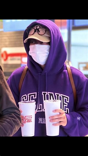 ‏تيتي كان حاضر العرض الاول لفلم The Assassin دبدوبييييي 😭🥺🤎.#taehyung #tae #explorer #fypシ゚ #btsarmy