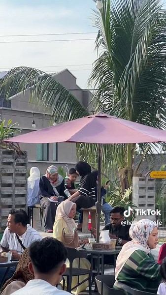 Customer Queue Begins at 5:28 PM