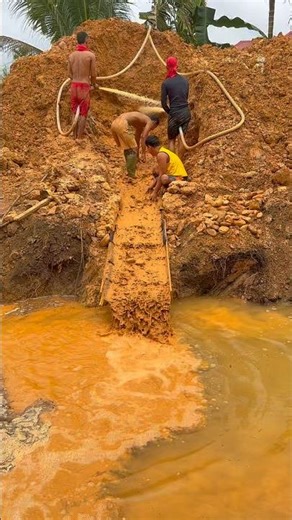 Gold mining process using water slides #goldrush #goldmining #discovery