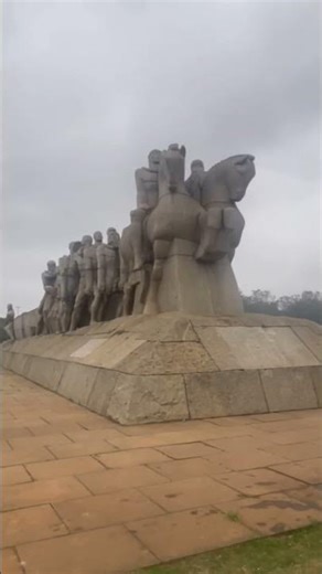 Monumento das bandeiras mais conhecido de empurra empurra