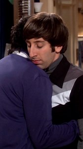 Howard e Raj sendo o maior bromance da HISTÓRIA! 😉 Feliz aniversário para o nosso eterno nerd, mágico e engenheiro, Simon Helberg! 🧪 | Warner Channel Brasil