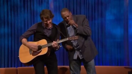 美国演员兼喜剧演员迈克尔·温斯洛 (Michael Winslow) 在挪威脱口秀节目 Senkveld 上表演摇滚经典歌曲《Whole Lotta Love》