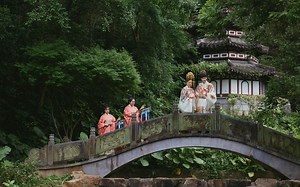 这外景婚纱照好看吧，拿蚊子包换的