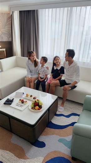 Fiony Lestari on Instagram: "Staycation bareng family 🥰🥰 . Kita staycation Wyndham Casablanca Jakarta hotelnya cozy, aesthetic, dan family friendly 🏨✨ . Studio Suite nya luas, lengkap sama sofa, meja kerja, amenities, city view, plus bathtub yang bikin betah 🛁 . Fasilitasnya juga komplit: gym, wellness, kolam renang dewasa & anak, kids club bikin stacey dan chester anti bosen 👶💛 Fix ini cocok buat staycation singkat tapi nyaman bareng keluarga ✨ . @wyndhamcasablancajakarta #HotelJakarta#Re