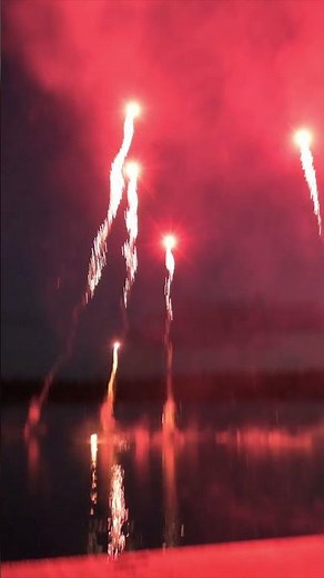Fireworks + WATER = WOW!!!! 😱 This is so cool #fireworks
