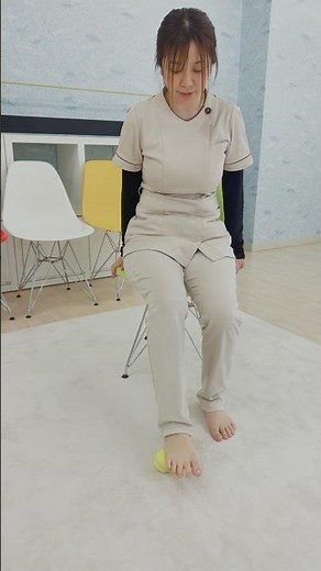 Stretches to care for tired feet ⑥ Massage the soles of your feet with a tennis ball #shorts #Has...