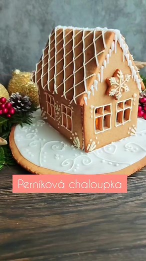 Perníková chaloupka jednoduše! 😍 Stačí dobrý recept na těsto (níže 👇) a formičky, se kterými každý rok můžete s dětmi chaloupky péct. ☺️ Je to krásná tradice, na kterou budete pak vzpomínat.🩷 📌Formičky najdete u mě na e-shopu: www.marketavtroube.cz (proklik i ve stories). ✅ Uložte si tento recept a videonávod. ☺️ Těsta je na severské perníčky Pepparkakor, celkově mi přijde na chaloupku vhodnější, protože se tolik nenafukuje a první dva dny jsou křupavé a proto se i s jednotlivými díly chalou