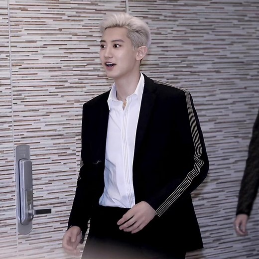 Chanyeol: Gaya Rambut Undercut Blonde Legendaris
