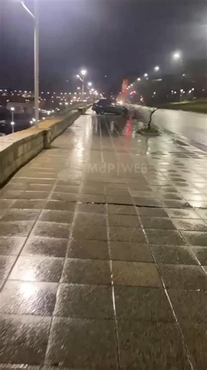 142K views · 1.2K reactions | #AHORA UN AUTO CHOCÓ CONTRA EL PAREDÓN DEL PARQUE SAN MARTÍN Este jueves por la madrugada, por motivos que aún son materia de investigación, un vehículo modelo volkswagen suran se estrelló contra uno de los paredones del Parque San Martín. Hasta el momento se desconoce si hubo heridos. Noticia en desarrollo | Mar del Plata Web | Facebook