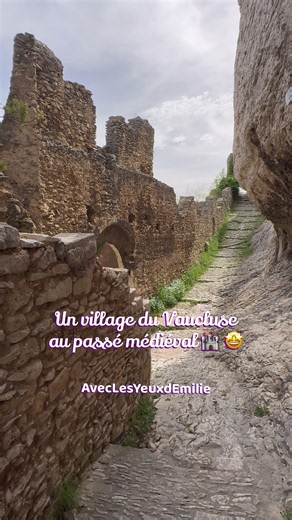 🏰 Saviez-vous que Saint-Saturnin-lès-Apt fut l’un des villages fortifiés les plus importants du Vaucluse ? Dominé par les vestiges de son château médiéval, il surveillait autrefois les voies de passage de la vallée. Aujourd’hui, ses remparts, ses ruelles et ses vieilles pierres racontent encore près de mille ans d’histoire !😍 #provence #sud #vaucluse #village #medieval