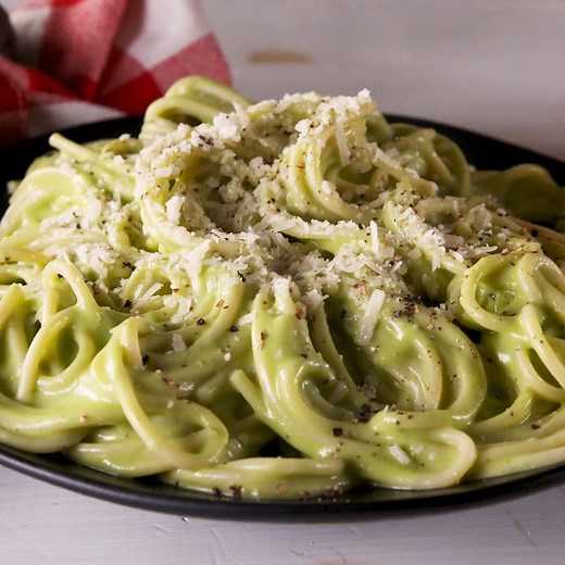 Avocado Alfredo Pasta is all the creaminess you crave with way less of the guilt. Full recipe: http://dlsh.it/rS3x3Ox | Delish