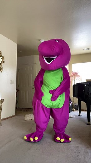 #jasonalexanderple #barneyandthebackyardgang #waitingforsanta #barneycostume #mascot #dancing