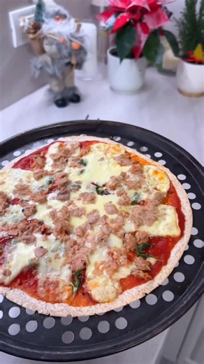Nutritionist Dietetician Dana Chelba on Instagram: "🍕 𝙋𝙞𝙯𝙯𝙖 𝙁𝙄𝙏 pe lipie integrală rapidă • echilibrată • bogată în proteine ⸻ 📝 𝐈𝐍𝐆𝐑𝐄𝐃𝐈𝐄𝐍𝐓𝐄: ➤ 60 g lipie integrală ➤ 2 linguri sos de roșii ➤ 50 g mozzarella ➤ 80 g ton (la conservă, scurs) ➤ busuioc & oregano ➤ sare, piper, fulgi de chilli (după gust) ⸻ 🔪 𝐌𝐎𝐃 𝐃𝐄 𝐏𝐑𝐄𝐏𝐀𝐑𝐀𝐑𝐄: 1️⃣ Unge lipia uniform cu sosul de roșii 🍅 2️⃣ Adaugă mozzarella rasă sau ruptă bucăți 3️⃣ Completează cu tonul bine scurs 4️⃣ Presară con