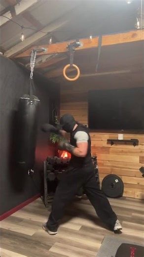 Heavy bag cardio, core workouts in between #motivation #exercise #homegym #fitness #boxing #gym