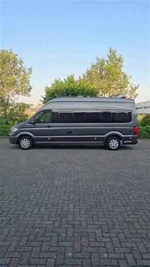 VW Grand California 680 uit 2024 met slechts 1.923 km € 89.950 Automaat, 177 pk, afkomstig van de eerste eigenaar en in absolute nieuwstaat. Voorzien van lengtebedden, dakairco, zonnepaneel, trekhaak, stuur- en stoelverwarming, draaistoelen, adaptive cruise control, achteruitrijcamera, parkeersensoren rondom, climate control, navigatie, Apple CarPlay, Android Auto, DAB-radio, LED-koplampen, getint glas, dimbare LED-sfeerverlichting, aparte douche/toilet, Truma verwarming en boiler, verwarmde afv