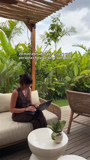 Chiara Pieralli | Finanza personale on Instagram: "Abitudini per essere una persona che vive bene con poco che puoi iniziare ad usare da subito. Mentalmente: 1: Scegli una tua “divisa” personale. 2: Imposta il telefono in scala di grigi nei giorni feriali. 3: Smetti di seguire 10 persone che ti fanno sentire brutto/a, povero/a o “indietro”. 4: Fai una lista di 3–5 ricette preferite e fai la spesa solo in base a quelle. 5: Usa una done list invece della solita to-do list. Finanziariamente: 6: Aut