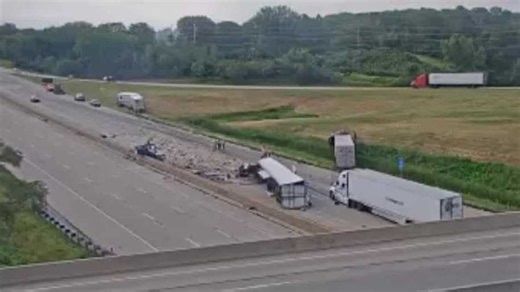Crash between semi-trucks in eastern Iowa forces I-80 to close